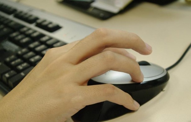 the one Spaniards see internet videos daily at work 58011f897eec58d79dd592559 615x394 Losing Internet time makes us more effective workers? 