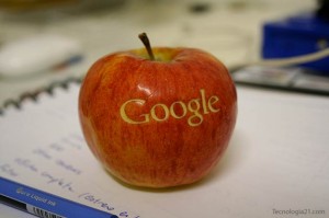 Apple desplazó a Google y ahora es la marca más valiosa del mundo google vs apple 300x199 Apple desplazó a Google y ahora es la marca más valiosa del mundo