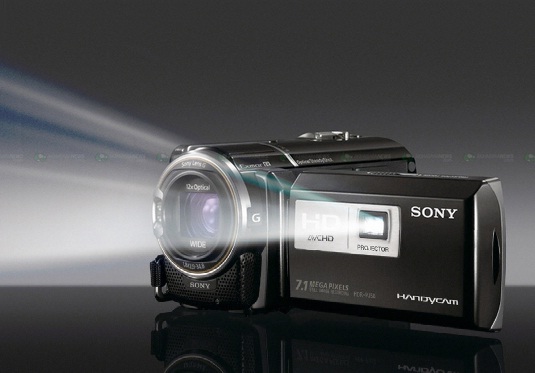 handycam Sony presentó su nueva videograbadora con proyector incluído
