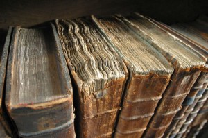 libros antiguos 300x199 Google y la Biblioteca Británica digitalizarán obras históricas