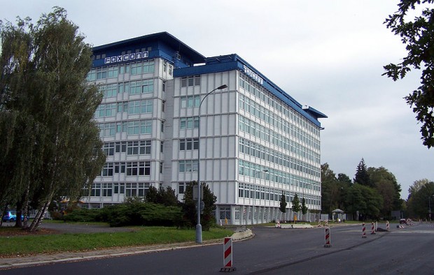 Foxconn sumará un millón de robots trabajadores 800px Foxconn Pardubice 620x394 Foxconn sumará un millón de robots trabajadores