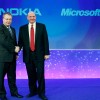 El-Jefe-Ejecutivo-de-Nokia,-Stephen-Elop,-estrecha-la-mano-de-su-homólogo-de-Microsoft,-Steve-Ballmer.expand