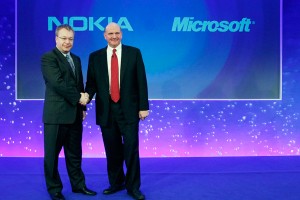 El-Jefe-Ejecutivo-de-Nokia,-Stephen-Elop,-estrecha-la-mano-de-su-homólogo-de-Microsoft,-Steve-Ballmer.expand