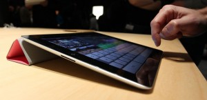 1024px-IPad_2_Smart_Cover_at_unveiling_crop